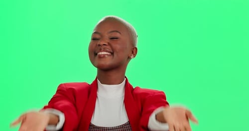 Greenscreen, Zeigen und Gewinner mit schwarzer Frau im Studio zur Wahl, Motivation oder Abstimmung