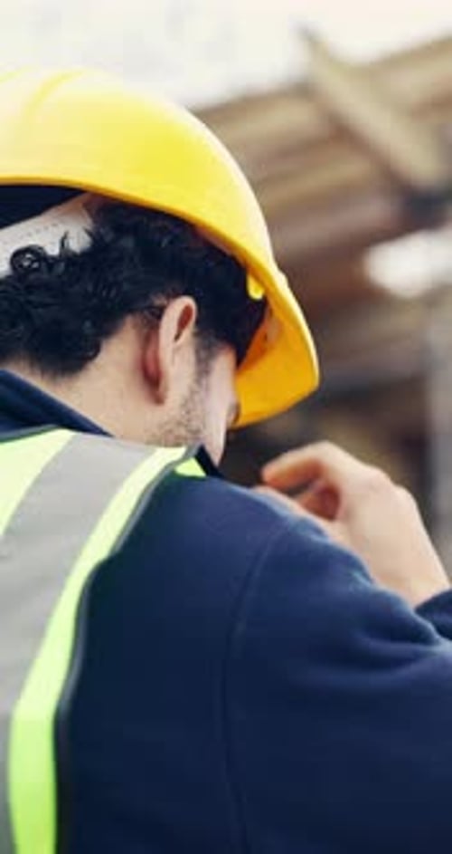 Construir, casco y pensar con un hombre en una obra de ingeniería