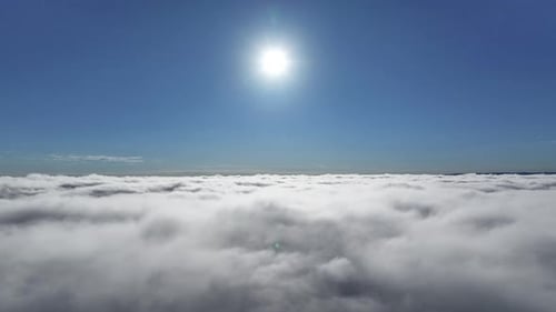 Blauer Himmel Über der Wolkenlandschaft. Sonnenaufgang, neblige Morgenlandschaft
.