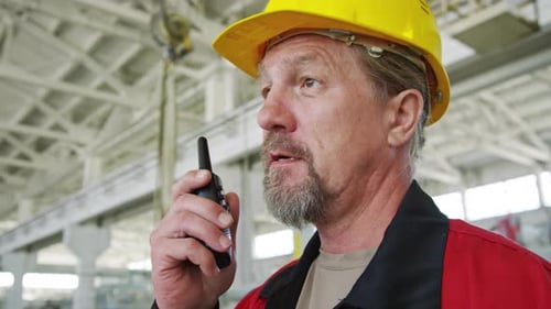 Ingenieur verwendet Walkie-Talkie bei der Arbeit in einer Industrieanlage