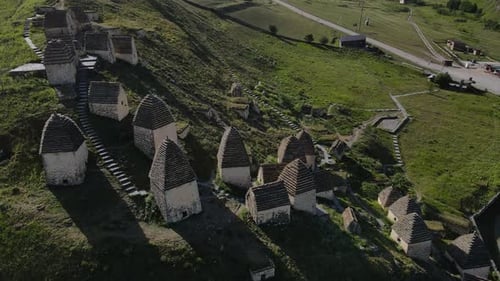 Con vistas aéreas a la ciudad de los muertos, Dargavs, Osetia del Norte, la ciudad de los muertos, una ventana a la ciudad de la historia antigua