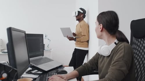 Des spécialistes informatiques modernes au travail