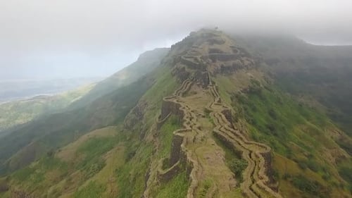 Vue aérienne : les nuages gardent le fort de Zunjar Machi Torna en Inde vert et luxuriant