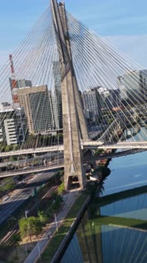 Famosa ponte suspensa no centro de São Paulo, Brasil.