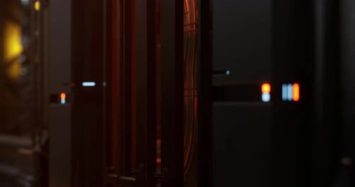 Centro de datos moderno iluminado por indicadores LED que muestran la actividad del servidor