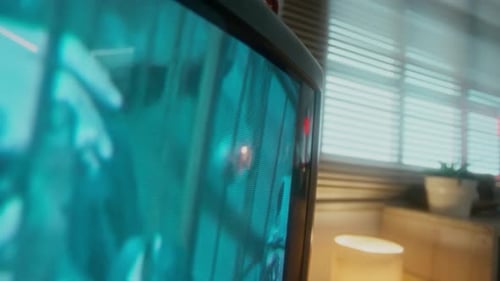 Película de terror en una vieja pantalla de televisión en interiores