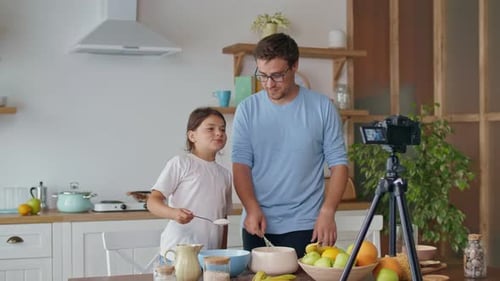 Un padre con una linda hija bloguea sobre cocina, videoblog sobre alimentación saludable, un padre