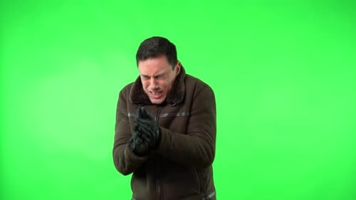 Homme portant des vêtements d'extérieur et des gants chauds qui a froid