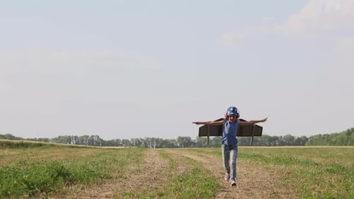 Un enfant heureux court sur le terrain avec un jetpack