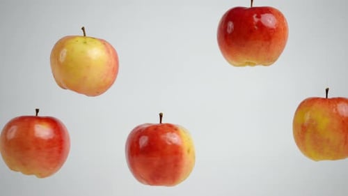 Fünf Äpfel rotieren auf weißem Hintergrund, Nahaufnahme, köstliche reife rohe Früchte, die sich drehen