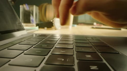 Pessoa digitando no teclado do computador. Trabalhando, escrevendo e-mails, usando a Internet. Caderno deitado