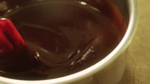 Dicke flüssige Schokolade mit einem Spatel in Zeitlupe umrühren und das Dessert kochen