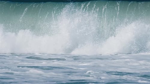 Meereswellenbrüche an der Küste in Brasilien