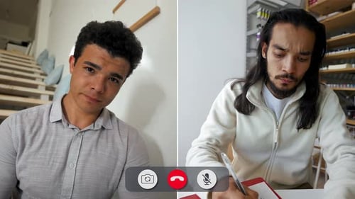 Un homme qui s'ennuie lors d'un appel en ligne essaie de rester concentré