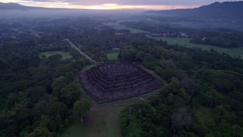 Vista aérea do Templo Borobudur ao nascer do sol, Indonésia.