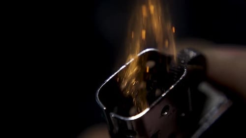 Funken und Flammen von einem Feuerzeug