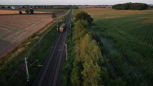Luftbild eines Zuges, der sich auf der Eisenbahn bewegt