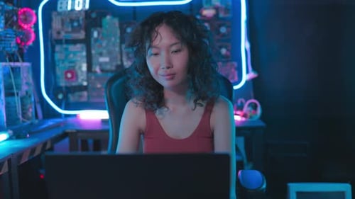 Close-up de uma mulher programadora facial poderosa e inspirada