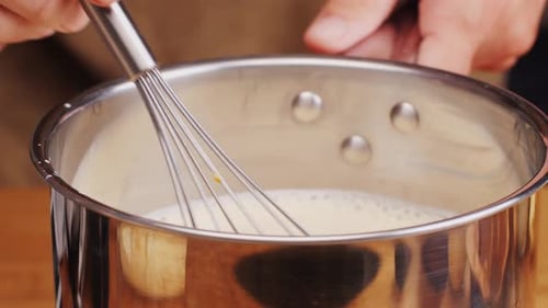 Chef cuisinant une cuisine espagnole traditionnelle, dessert catalan, crème catalane, crème catalane, espagnole