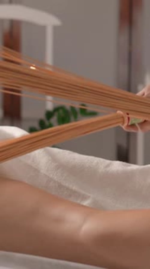Desfrute de uma sessão de massagem terapêutica profundamente relaxante que utiliza ferramentas de madeira projetadas para promover