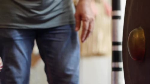 Der Hammer wird benutzt, um einen traditionellen riesigen südostasiatischen Gong zu schlagen, der aus nächster Nähe gefilmt wurde