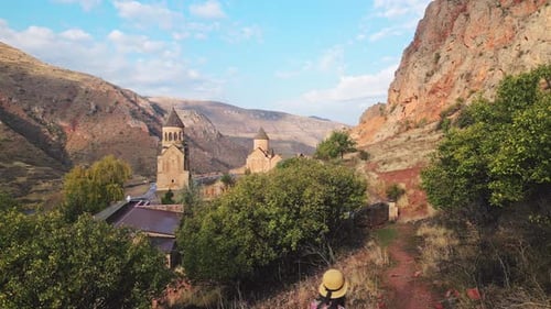 Une touriste se promène dans le complexe du monastère de Noravank, Arménie