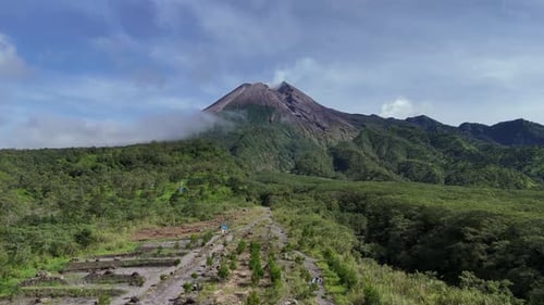Sonnenaufgang über dem Mount Merapi, Java, Indonesien. Vulkanlandschaft und Morgennebel