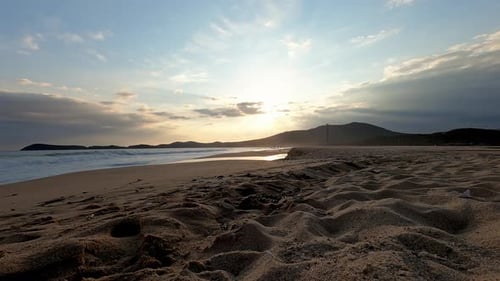 Sonnenuntergang, Zeitraffer am Meer, Sandstrand, Wunderschöne Wolken am Sonnenuntergangshimmel