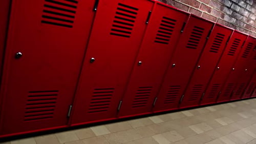 Corridor sans fin et casiers rouges 2