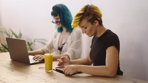 Marketeuses professionnelles : femmes travaillant à distance dans un espace de coworking