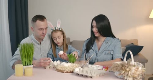 Happy Family zeichnet gemeinsam Ostereier zu Hause