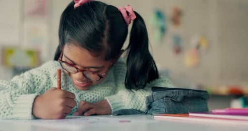 Joyeux, en classe et petite fille écrivant, dessinant et apprenant l'art, la couleur ou une leçon de compétences