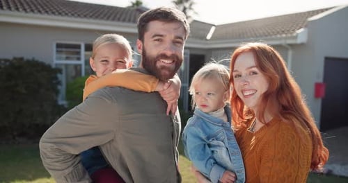 Glückliche Familie, Eltern und Kinder im Porträt im Garten des neuen Hauses, Lächeln und Sicherheit zu Hause