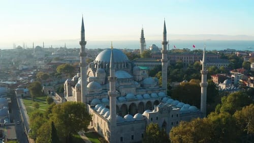 Luftvorbeiflug an der Süleymanie-Moschee in Istanbul, Türkei