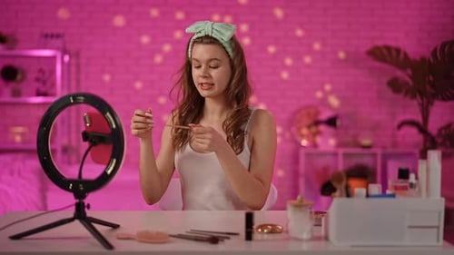 Bloguera de belleza que aplica parches dorados para ojos durante su rutina de cuidado de la piel