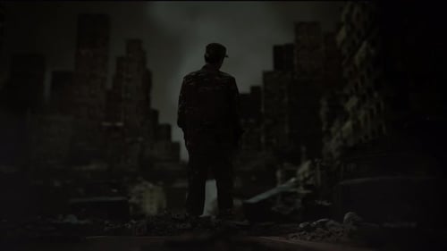 Asiatischer männlicher Soldat schüttelt den Kopf, während er nach einem Krieg inmitten einer zerstörten Stadt steht