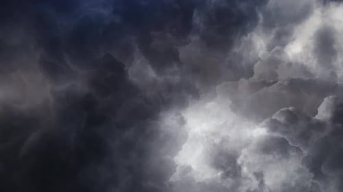 graue Wolken am dunklen Himmel mit Gewitter