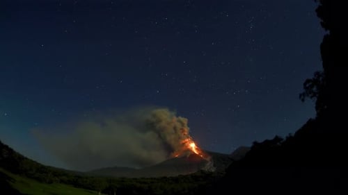 Vulkan Fuego bricht nachts aus