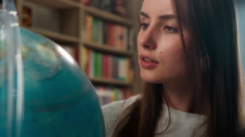 Leçon de géographie de la Terre pour femme caucasienne, modèle de globe rotatif, apprendre à choisir un pays