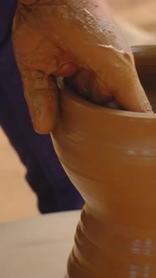 Potter Hands façonnant de l'argile sur un tour de potier, bol à lancer, pot, cruche, Rajasthan, Inde