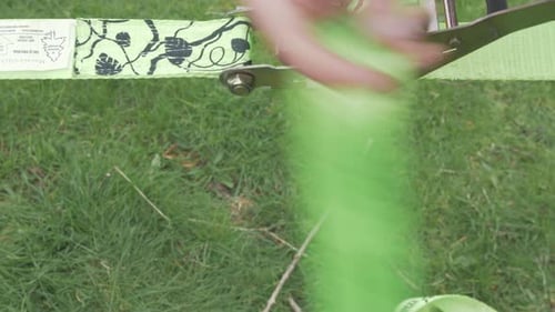 Slackline à cliquet sur gazon Gros plan