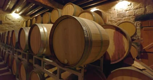 Große Fässer im Keller des Weinguts, in dem der Wein reift