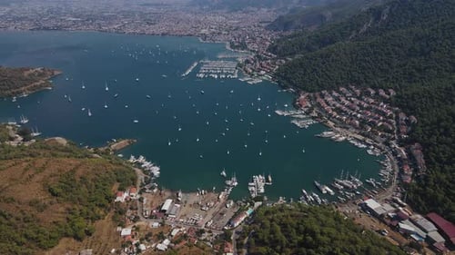 Die türkisfarbene Hafenbucht voller Boote und natürlicher Schönheit Faszinierender Blick auf die Bucht mit klarem Himmel