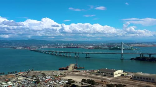 San Mateo Hayward Bridge, die San Francisco Bay Area mit Foster City, Kalifornien, verbindet — Flugdrohne