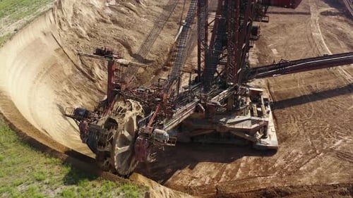 Une grande excavatrice à godets en lignite. Aérien. Drone. 4K