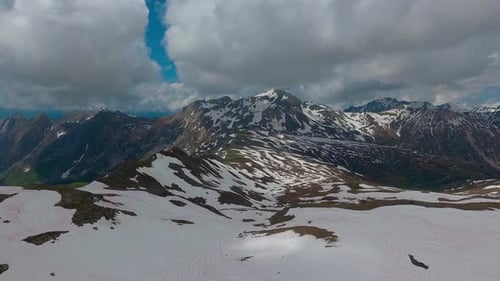 Zumbido sobre los Alpes franceses a principios del verano de 27
