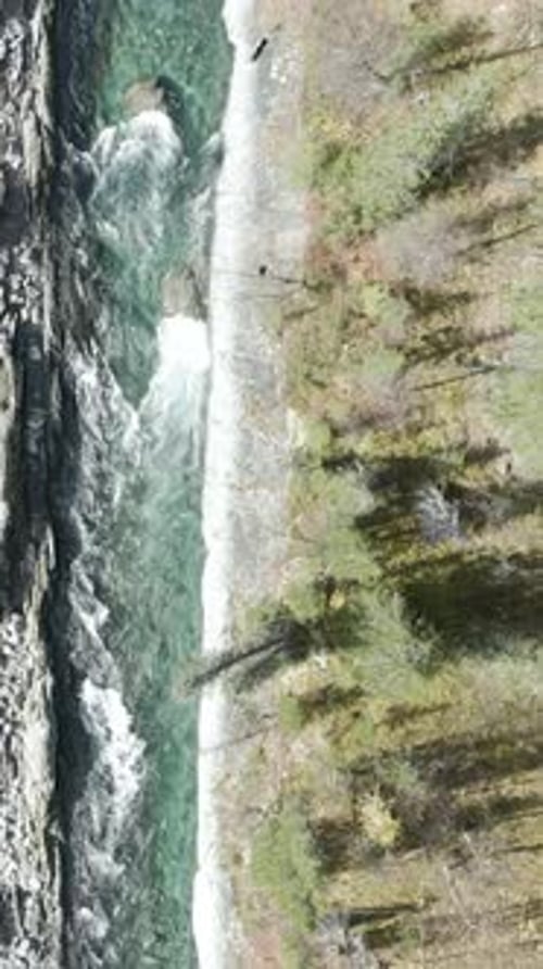 Vue aérienne d'une rivière de montagne propre et fraîche entourée d'arbres verts et jaunes d'automne Clip Natural