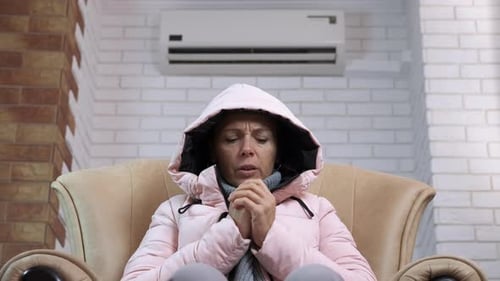 Une dame en veste dans une chambre froide.