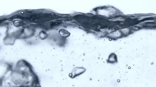 Kochendes Wasser, Blasen, die auf der Oberfläche aufsteigen, Blauton