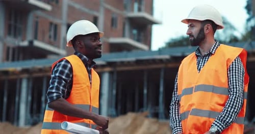Jovem arquiteto afro-americano bonito discute um projeto com uma profissão de fornecedor profissional
